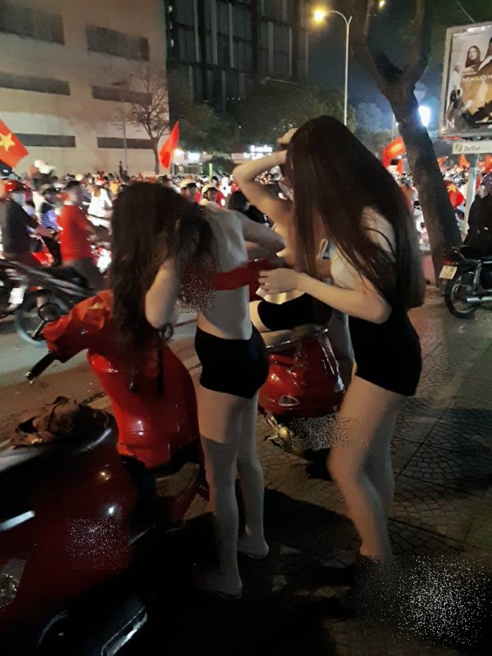 
2 cô gái đứng giữa đường để cởi áo, khoe thân ăn mừng chiến thắng của U23 Việt Nam khiến nhiều người phải nóng mắt