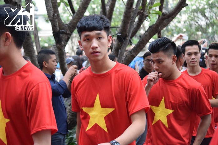 Toàn đội U23 Việt Nam có mặt đầy đủ tại Sài Gòn làm lễ dâng hoa kính tượng Bác tại phố Nguyễn Huệ