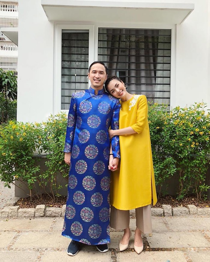 
Vào ngày mùng 1 Tết Mậu Tuất 2018, cô cũng chọn cho mình chiếc áo dài màu vàng dáng rộng khá nổi bật. - Tin sao Viet - Tin tuc sao Viet - Scandal sao Viet - Tin tuc cua Sao - Tin cua Sao