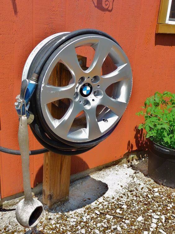 
Niềng xe BMW được dùng làm giá để ống nước.