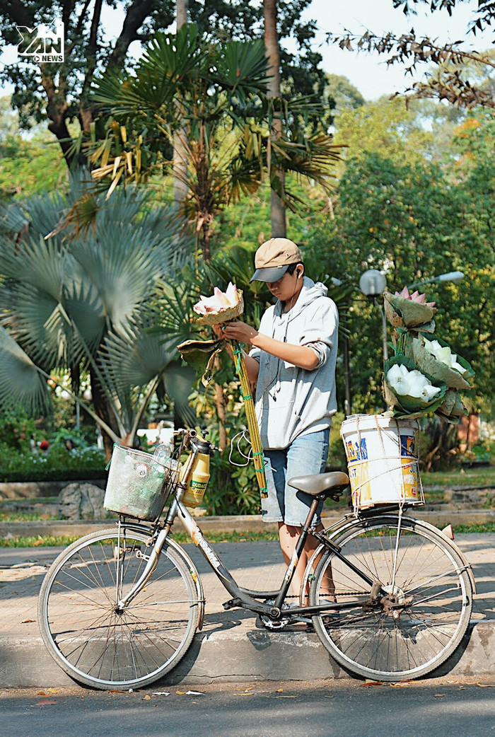 Chuyện hai anh em vừa học bài, vừa bán hoa sen mưu sinh giữa cái nắng gay gắt của Sài Gòn