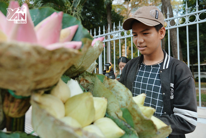 
Không chỉ người Việt mà người nước ngoài cũng mua hoa của em 