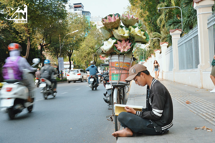
Đức ngồi học bài những khi không có khách giữa trời nắng gắt của Sài Gòn 