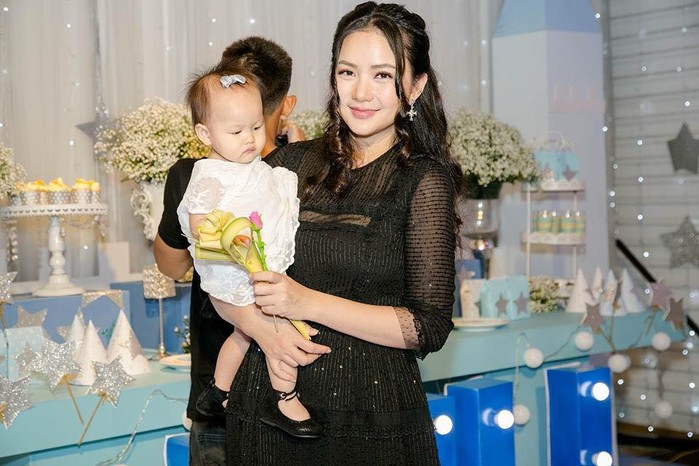 Đây quả là sự việc khiến cho cô và ông xã "đứng ngồi không yên". Đây quả là sự việc khiến cho cô và ông xã "đứng ngồi không yên". - Tin sao Viet - Tin tuc sao Viet - Scandal sao Viet - Tin tuc cua Sao - Tin cua Sao