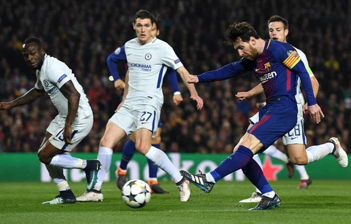 
Các cầu thủ Chelsea không thể tìm ra cách để ngăn cản Messi tỏa sáng.