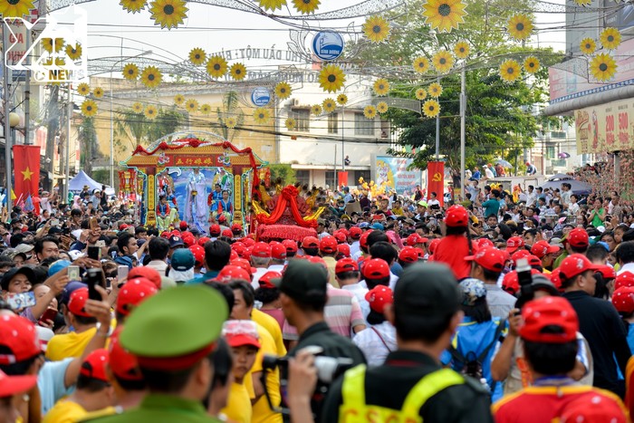 
Hàng ngàn người dân chen chúc nhau đón Thánh Mẫu đi qua 