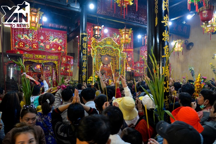 Cận cảnh dòng người đông đúc đi viếng rằm tháng Giêng tại Chùa Bà Thiên Hậu