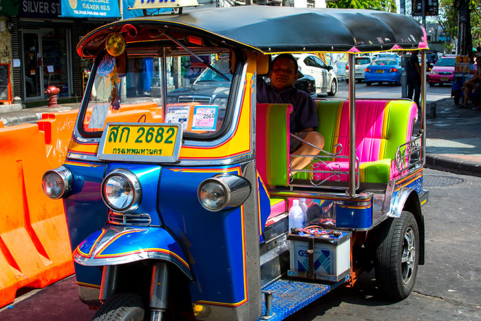 Người dân Thái Lan sử dụng xe tuk tuk như một loại taxi.