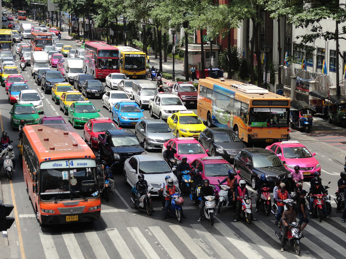 Luật pháp Thái Lan buộc người tham gia giao thông phải mặc quần áo đầy đủ, nghiêm túc.