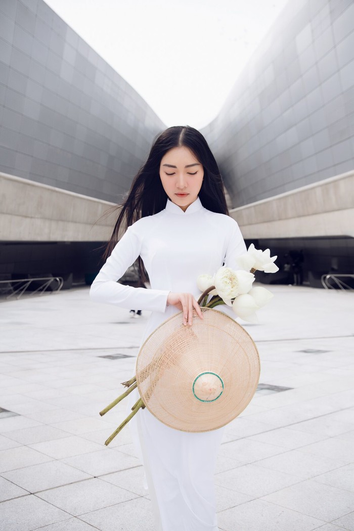 Mỹ nhân Việt tỏa sáng với áo dài, nón lá, cầm hoa sen ở Seoul Fashion Week 2018