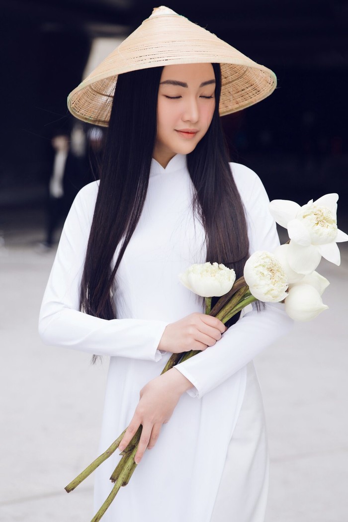 Mỹ nhân Việt tỏa sáng với áo dài, nón lá, cầm hoa sen ở Seoul Fashion Week 2018