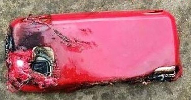 
Chiếc điện thoại thông minh đã bị phát nổ do cô gái vừa sử dụng vừa cắm sạc