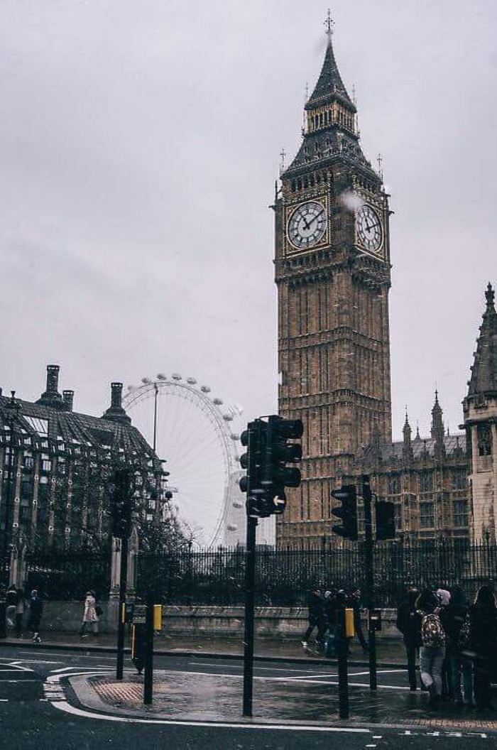 Được biết đến rộng rãi bởi cái tên Big Ben tuy nhiên đây chỉ là tên gọi của một trong năm cái chuông đặt bên trong tháp. Tên đầy đủ là ”Tháp đồng hồ của cung điện Westminster” tòa tháp này đã trở thành nhân chứng cho những biến cố lịch sử với Thủ đô London và cả nước Anh.