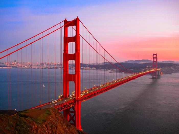Cây cầu Cống Vàng, Hoa Kỳ được nhắc đến là một trong những ví dụ đẹp nhất của kỹ thuật xây cầu, cả về thách thức trong thiết kế và sự hấp dẫn thẩm mỹ của nó. Nó được Hội kỹ sư dân dụng Hoa Kỳ bầu chọn là một trong những kỳ quan hiện đại của thế giới.