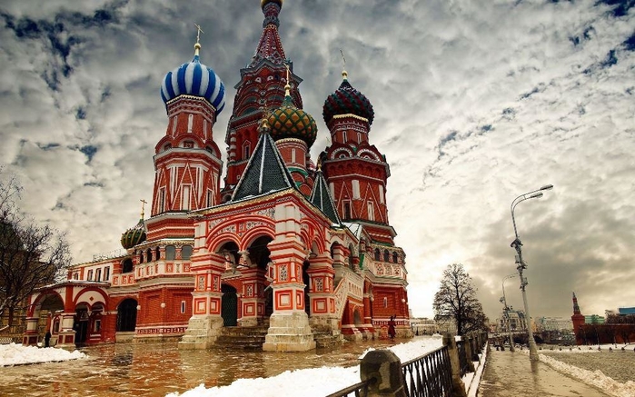 Nhà thờ thánh Basil là một trong những nhà thờ nổi tiếng nhất thế giới tọa lạc tại phía Nam Quảng trường Đỏ, Moscow, Nga. Nơi đây đã trở thành một trong những điểm hấp dẫn du khách nhất, đồng thời cũng là biểu tượng của Moscow và nước Nga.
