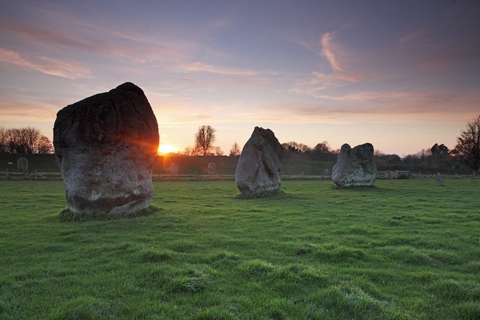 Avebury cũng là một di chỉ cự thạch thời đồ đá mới nằng ở làng Avebury, Wiltshire. Giống với “người anh em” Stonehenge, nơi đây cũng là một trong những di tích thời tiền sử nổi tiếng nhất nước Anh. Nếu có cơ hội đến với Wiltshire, bạn hãy nhớ đến nơi này vì chẳng phải mất phí khi tham quan ở đây mà lại được khám phá một công trình cổ nổi tiếng nữa cơ đấy.