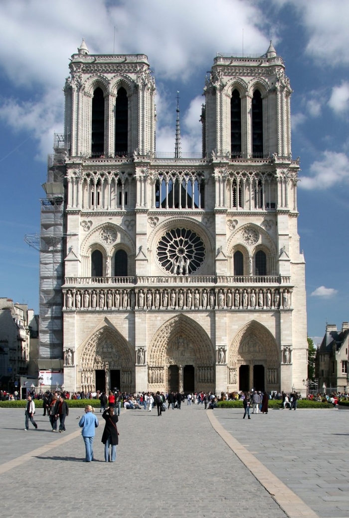 Được xây dựng vào năm 1163 nhưng đến năm 1350 mới chính thức hoàn thành, nhà thờ Đức Bà Paris là một nhà thờ công giá tiêu biểu cho kiểu kiến trúc Gothic. Đây cũng là nhà thờ chính tòa của tổng giáo phận Paris.