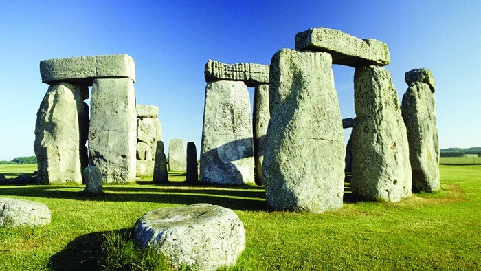 Stonehenge là một công trình tượng đài cự thạch thời kỳ đồ đá mới và thời kỳ đồ đồng thuộc Wiltshire, Anh Quốc. Nơi đây là một trong những địa điểm thuộc thời kỳ tiền sử nổi tiếng nhất thế giới và đã được UNESCO công nhận là Di sản thế giới năm 1986.