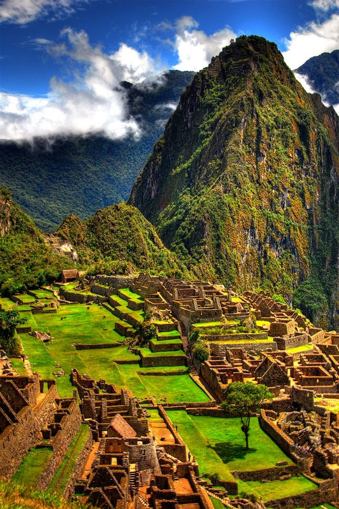 Machu Picchu nằm trên thung lũng Urubamba tại Peru, nơi đây thường được gọi là "Thành phố đã mất của người Inca", từ năm 1983 địa điểm này đã được công nhận trở thành di sản thế giới bởi UNESCO. Bạn sẽ phải bỏ ra số tiền rất “đắt đỏ” nếu đến nơi này bởi nơi đây bị giới hạn chỉ được tối đa 2.500 hành khách tham quan mỗi ngày và cũng chẳng có thức ăn và nước uống để phục vụ.