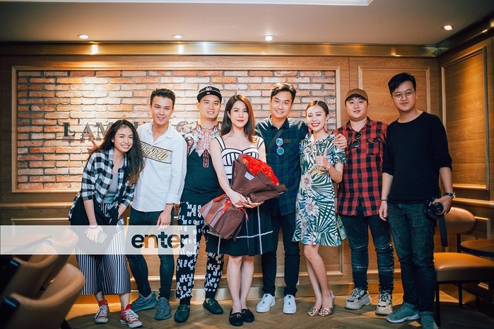 
Một số bạn bè thân thiết đã âm thầm giúp đỡ cho Đức Phạm thực hiện điều lãng mạn này. - Tin sao Viet - Tin tuc sao Viet - Scandal sao Viet - Tin tuc cua Sao - Tin cua Sao
