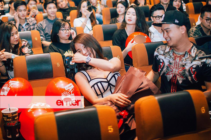 
"Mình đã ở bên nhau 1.075 ngày rồi đấy. Em là cô gái đặc biệt nhất cuộc đời anh", "Cảm ơn em đã ở bên cạnh yêu thương anh, cùng anh vượt qua nhiều thăng trầm, khó khăn" - những điều mà Đức Phạm gửi đến người yêu xinh đẹp. - Tin sao Viet - Tin tuc sao Viet - Scandal sao Viet - Tin tuc cua Sao - Tin cua Sao
