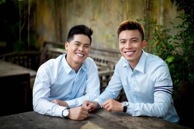 Hé lộ thiệp cưới độc đáo của John Huy Trần và người yêu đồng giới soái ca - Tin sao Viet - Tin tuc sao Viet - Scandal sao Viet - Tin tuc cua Sao - Tin cua Sao