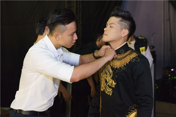 
Nhiệm Huỳnh hiện đang làm nhân viên văn phòng. Ngoài thời gian làm việc, anh là người sắp xếp và lo lắng mọi công việc cho John Huy.  - Tin sao Viet - Tin tuc sao Viet - Scandal sao Viet - Tin tuc cua Sao - Tin cua Sao
