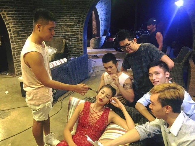 
Phạm Hương cũng được đội quân ekip chăm sóc tận tình. - Tin sao Viet - Tin tuc sao Viet - Scandal sao Viet - Tin tuc cua Sao - Tin cua Sao