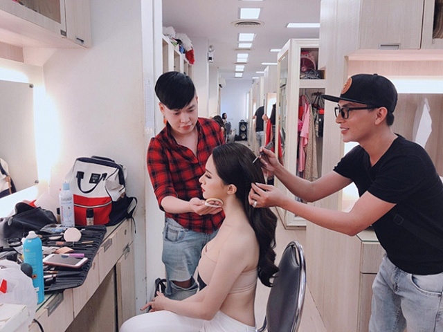 
Hương Giang Idol xinh đẹp dưới sự chăm chút chu đáo của ekip trang điểm.  - Tin sao Viet - Tin tuc sao Viet - Scandal sao Viet - Tin tuc cua Sao - Tin cua Sao