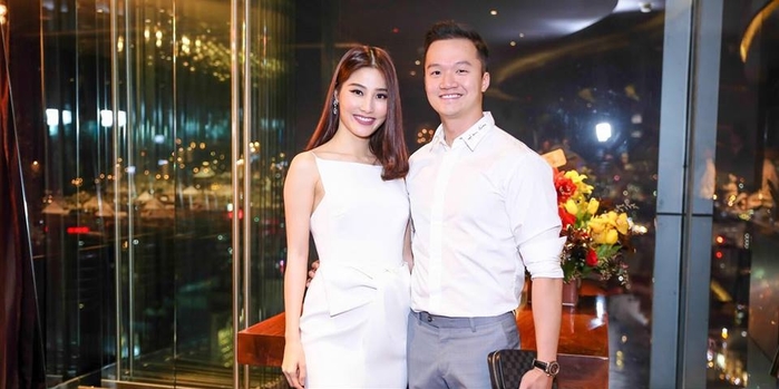 
Đầu tháng 5/2017 vừa qua, Diễm My 9x xuất hiện cùng anh chàng này tại một sự kiện ở Đà Nẵng nhưng mọi người chỉ nghỉ là bạn bè. - Tin sao Viet - Tin tuc sao Viet - Scandal sao Viet - Tin tuc cua Sao - Tin cua Sao