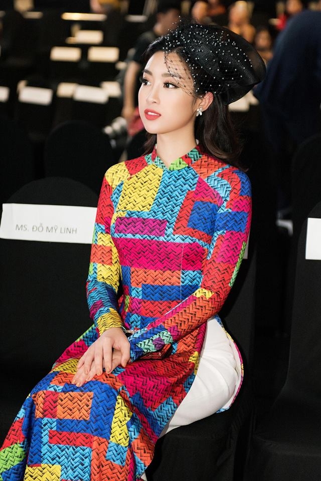 
Bản thân Hoa hậu Đỗ Mỹ Linh cho biết cô cũng là một trong những fan trung thành của Sơn Tùng M-TP. - Tin sao Viet - Tin tuc sao Viet - Scandal sao Viet - Tin tuc cua Sao - Tin cua Sao