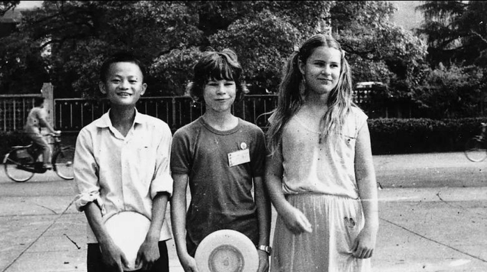 
Jack Ma và gia đình David Morley trong lần gặp gỡ duyên số tại Hàng Châu năm 1980