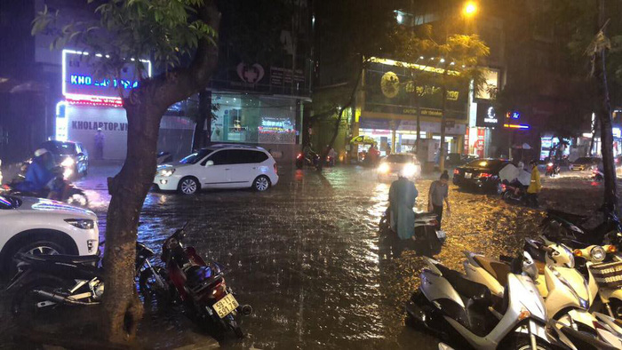 Nhìn lại những hình ảnh Hà Nội ngập đến ám ảnh sau cơn mưa lớn nhất từ đầu năm đến nay
