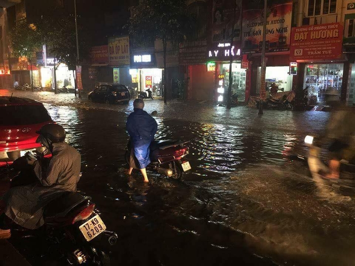 Nhìn lại những hình ảnh Hà Nội ngập đến ám ảnh sau cơn mưa lớn nhất từ đầu năm đến nay