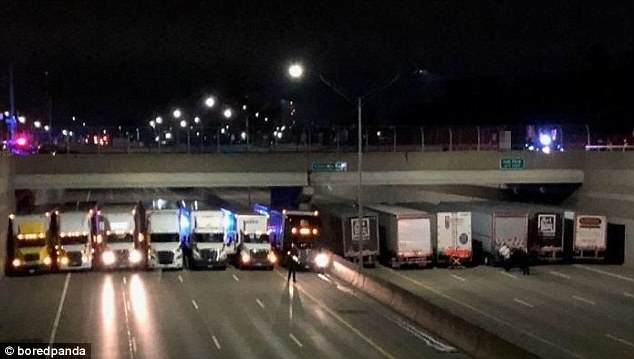 
Khi được cảnh sát huy động giúp đỡ, các tài xế đã dừng xe tải thành một hàng dưới cầu trên đường cao tốc ở Michigan (Mỹ) để ngăn một người đàn ông tự tử.