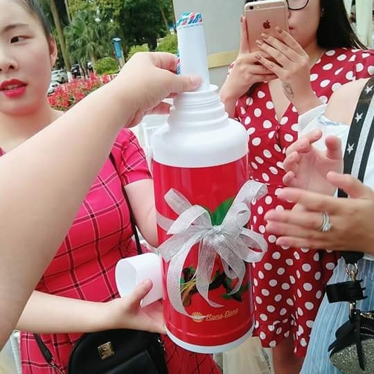 
Dân mạng cười nghiêng ngả vì đám cưới tặng phích là có thật - Ảnh: Nguyễn My/KSC