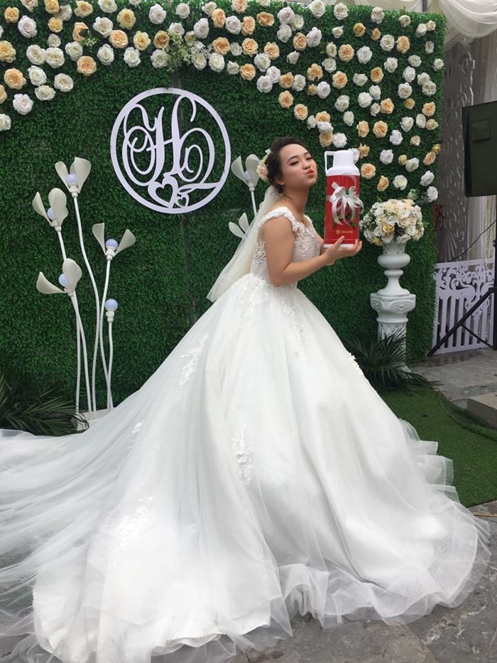 
Món quà cưới độc đáo khiến chính cô dâu cũng không khỏi bất ngờ và thích thú - Ảnh: Nguyễn My/KSC
