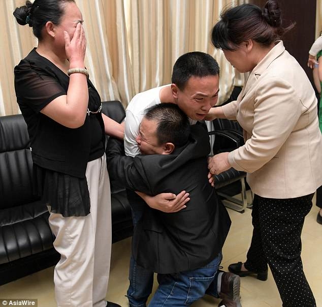 
Gia đình ông Li đã được đoàn tụ với cậu con trai sau 24 năm trời kiên trì tìm kiếm