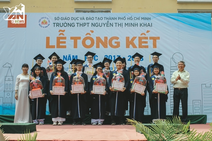 
Chiếc áo choàng "độc quyền" này là dấu ấn vô cùng đặc sắc, là niềm tự hào và kiêu hãnh của thầy trò trường Nguyễn Thị Minh Khai.