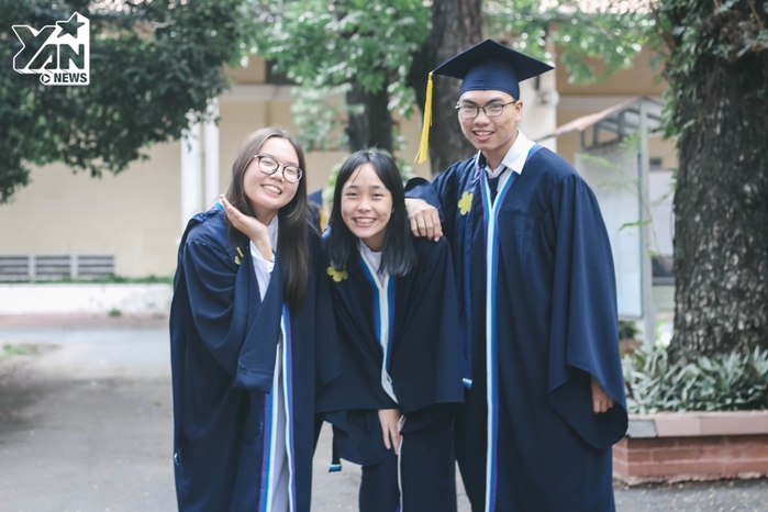 
Đi thuê áo vất vả quá, trường "nhà người ta" đầu tư may mẫu áo riêng luôn mới "chất"!