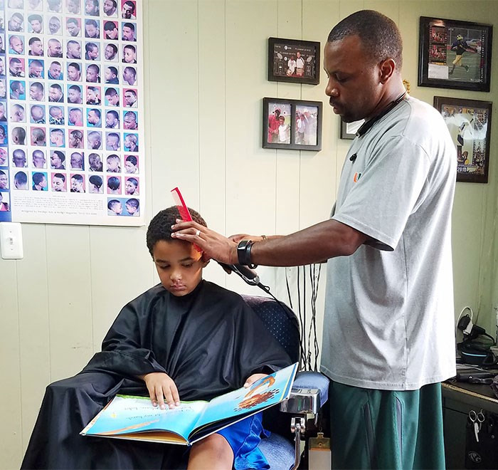 
Người thợ cắt tóc ở Michigan, Mỹ này đã khuyến khích văn hóa đọc của trẻ em bằng cách giảm giá 2 USD cho mỗi khách hàng tới quán và đọc to nội dung trong cuốn sách thiếu nhi anh đã chuẩn bị từ trước.​