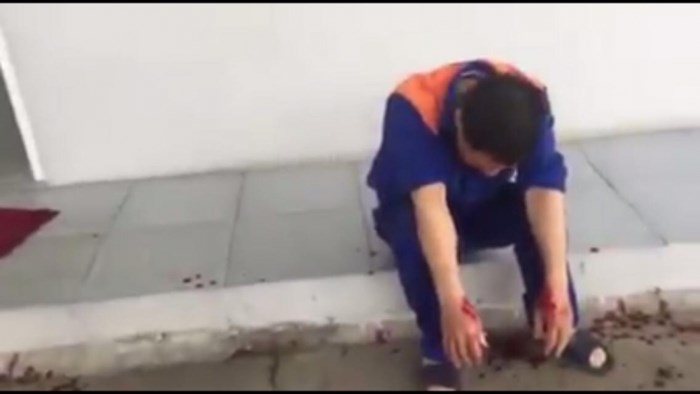 
Nhân viên cửa hàng xăng bị đánh be bét máu (Ảnh cắt từ clip)