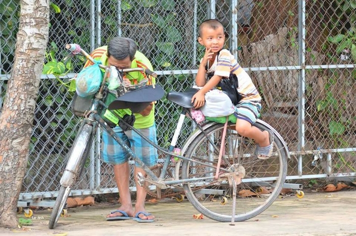 Hình ảnh hai cha con bán vé số giữa trưa nắng oi bức của Sài Gòn khiến ai xem cũng phải cảm động