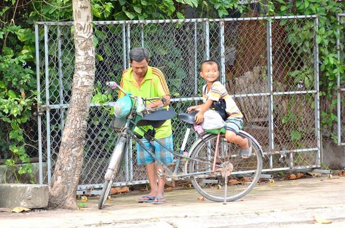 Hình ảnh hai cha con bán vé số giữa trưa nắng oi bức của Sài Gòn khiến ai xem cũng phải cảm động