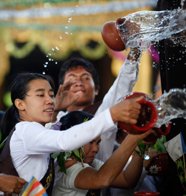 Vào ngày Phật đản, người dân sẽ tưới nước lên cây bồ đề tại chùa Shwedagon ở Yangon, Myanmar