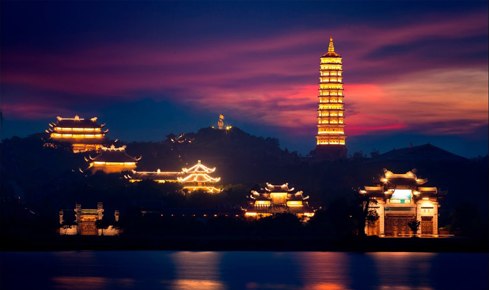 Cảnh tượng huy hoàng của chùa Bái Đính trong đêm.