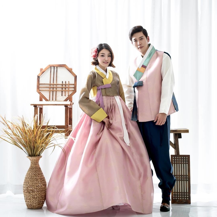Bộ hanbok truyền thống của nam và nữ có phần đồ sộ hơn hiện đại.