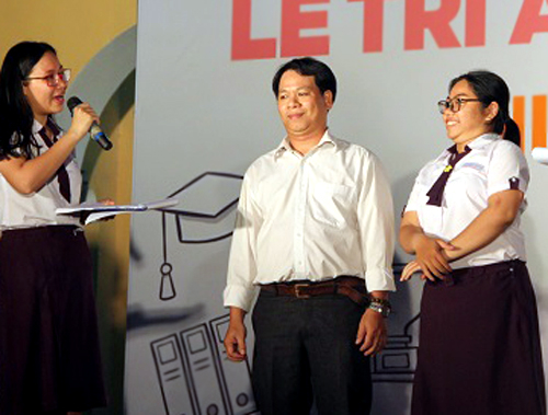 
Ông Lê Thanh Bình (giữa) được mời lên sân khấu lễ trưởng thành cùng con gái - Ảnh: Mi Lăng.