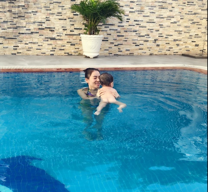 
So với việc một mình với chiếc phao, bé sẽ thích học bơi cùng mẹ hơn