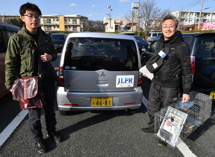 Masataka Endo (bên phải) cầm trong tay chiếc "bẫy" để dụ các "anh bạn trốn nhà".